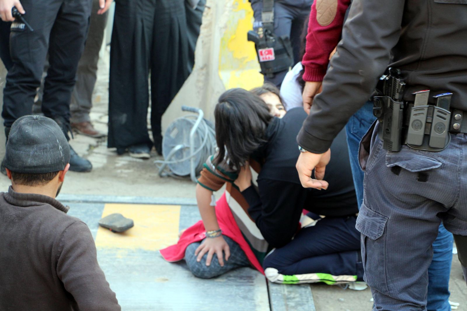 Emniyet'in önünde ayağı kapana sıkışan kız çocuğu için ekipler seferber oldu